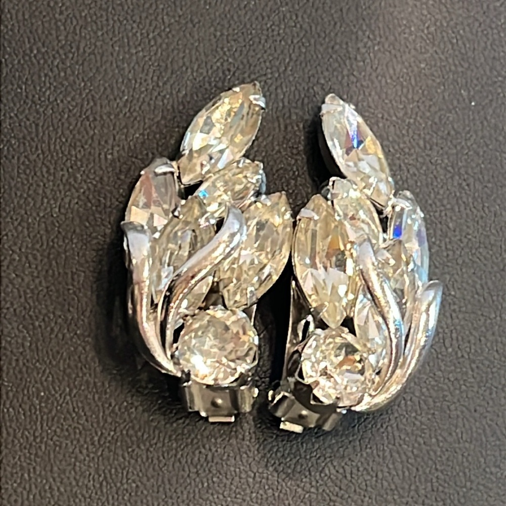 Weiss Vintage Crystal Clip On Earring. Stunning Craftsmanship. Breathtaking - Picture 8 of 8